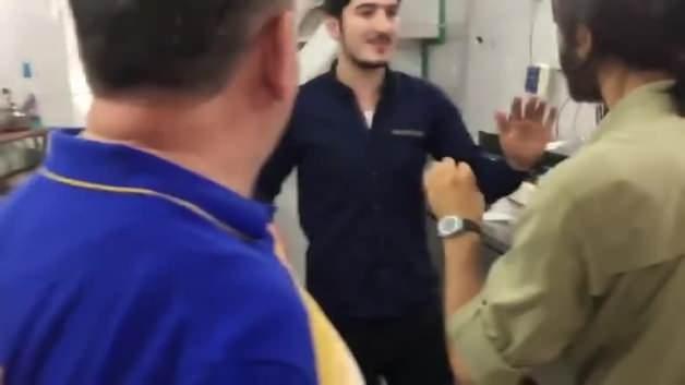 Gülümseten anlar: Suriyeli dükkan sahibine zorla hesap ödemeye çalıştılar Gülümseten anlar: Suriyeli dükkan sahibine zorla hesap ödemeye çalıştılar