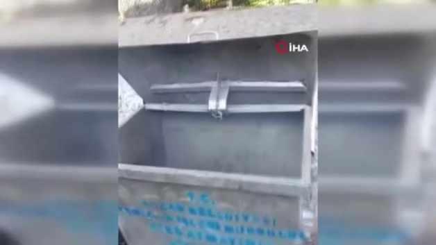 Temizlik işçisi yanmak üzere olan Türk bayrağını çöpten aldı Temizlik işçisi yanmak üzere olan Türk bayrağını çöpten aldı