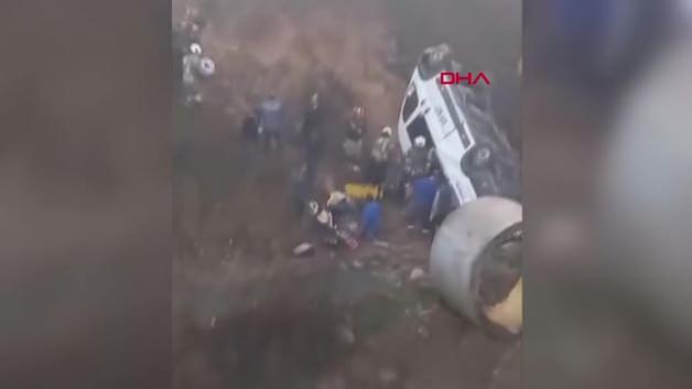 Tuzla’da kahreden kaza: Minibüs şarampole uçtu