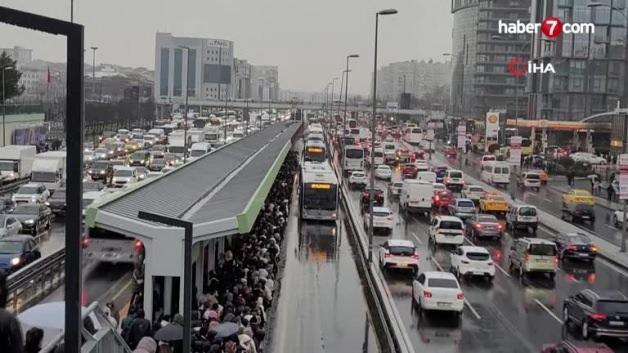 İstanbullunun çilesi yine değişmedi! Kar yağdı, vatandaşlar duraklarda mahsur kaldı