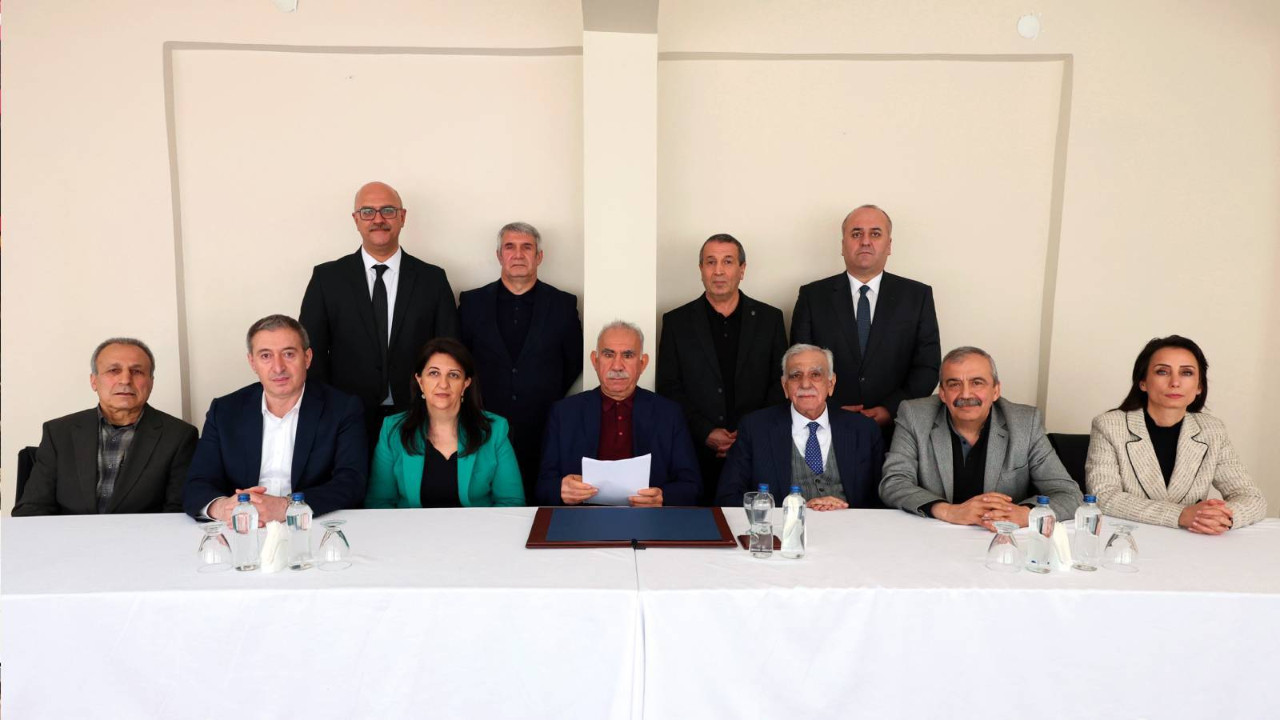Komisyon kurulduktan sonra ilk ziyaret: DEM Parti heyeti, Öcalan ile görüşmek için İmralı’ya gitti Komisyon kurulduktan sonra ilk ziyaret: DEM Parti heyeti, Öcalan ile görüşmek için İmralı’ya gitti