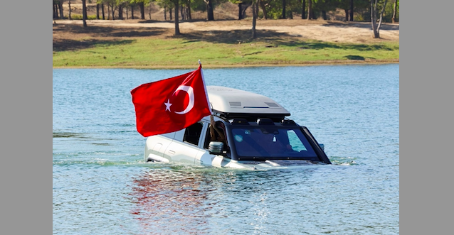 BYD Türkiye’den , Yüzen, Kendi Etrafında Dönen ve Zıplayabilen Araçlarıyla Şov!.. BYD Türkiye’den , Yüzen, Kendi Etrafında Dönen ve Zıplayabilen Araçlarıyla Şov!..