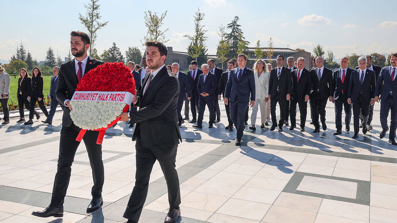 CHP 102 yaşında: CHP heyeti, Devlet Mezarlığı’nı ziyaret etti – Son Dakika Siyaset Haberleri CHP 102 yaşında: CHP heyeti, Devlet Mezarlığı’nı ziyaret etti – Son Dakika Siyaset Haberleri