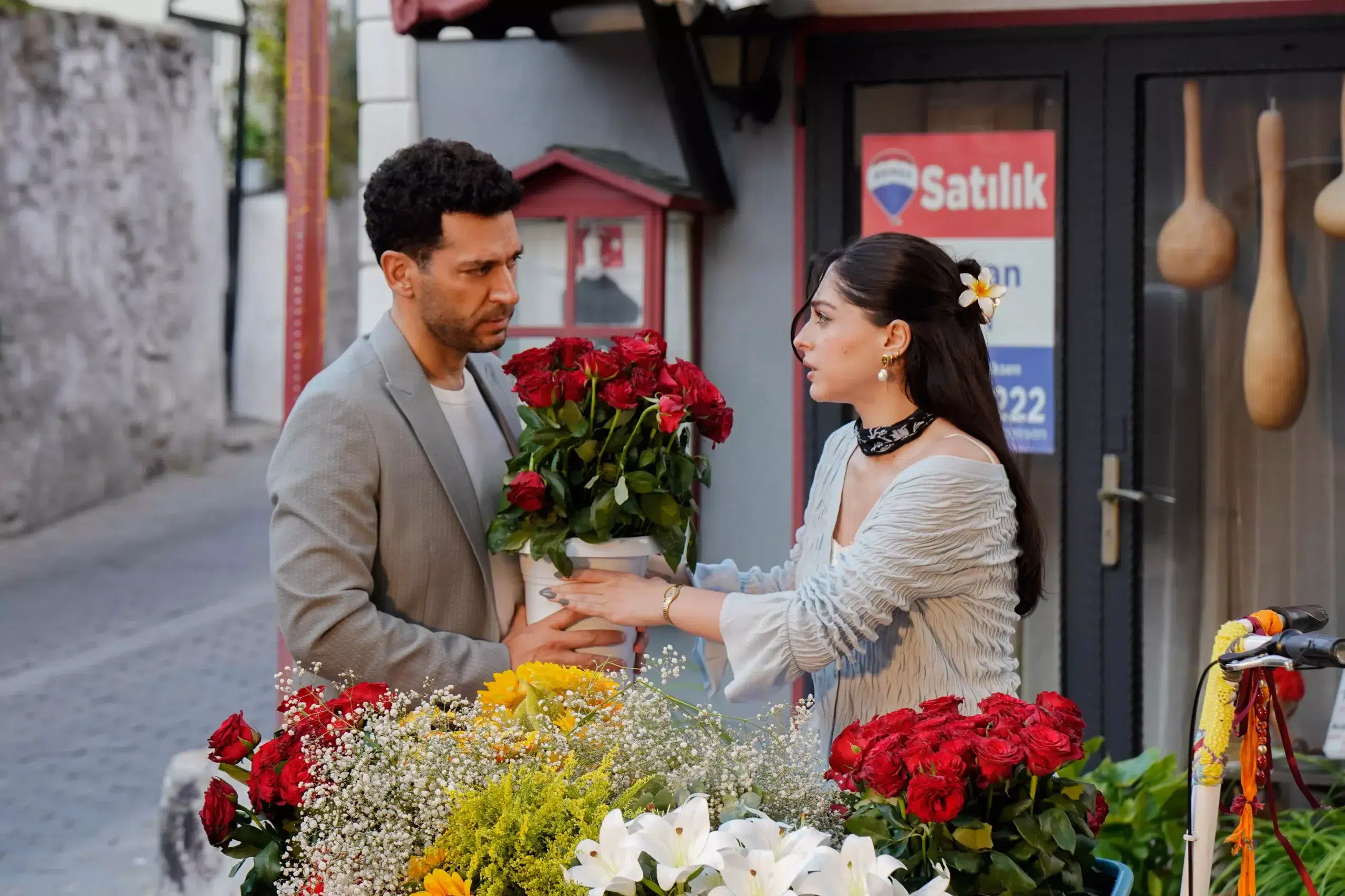 Kanal D ekranında izleyici ile buluşmaya hazırlanan Güller ve Günahlar sete çıktı! Kanal D ekranında izleyici ile buluşmaya hazırlanan Güller ve Günahlar sete çıktı!