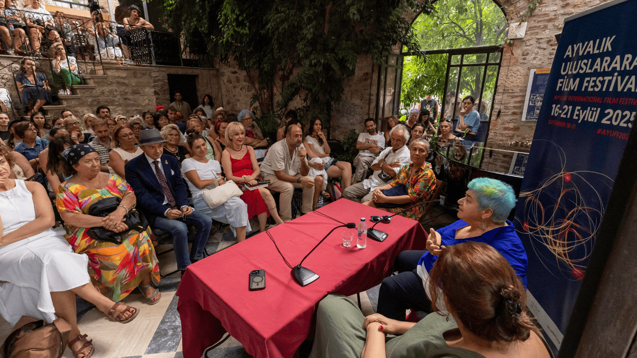 Ayvalık Uluslararası Film Festivali’nde İlk Gün: Prömiyerler, Söyleşiler ve Yapay Zekâ Tartışmaları Ayvalık Uluslararası Film Festivali’nde İlk Gün: Prömiyerler, Söyleşiler ve Yapay Zekâ Tartışmaları