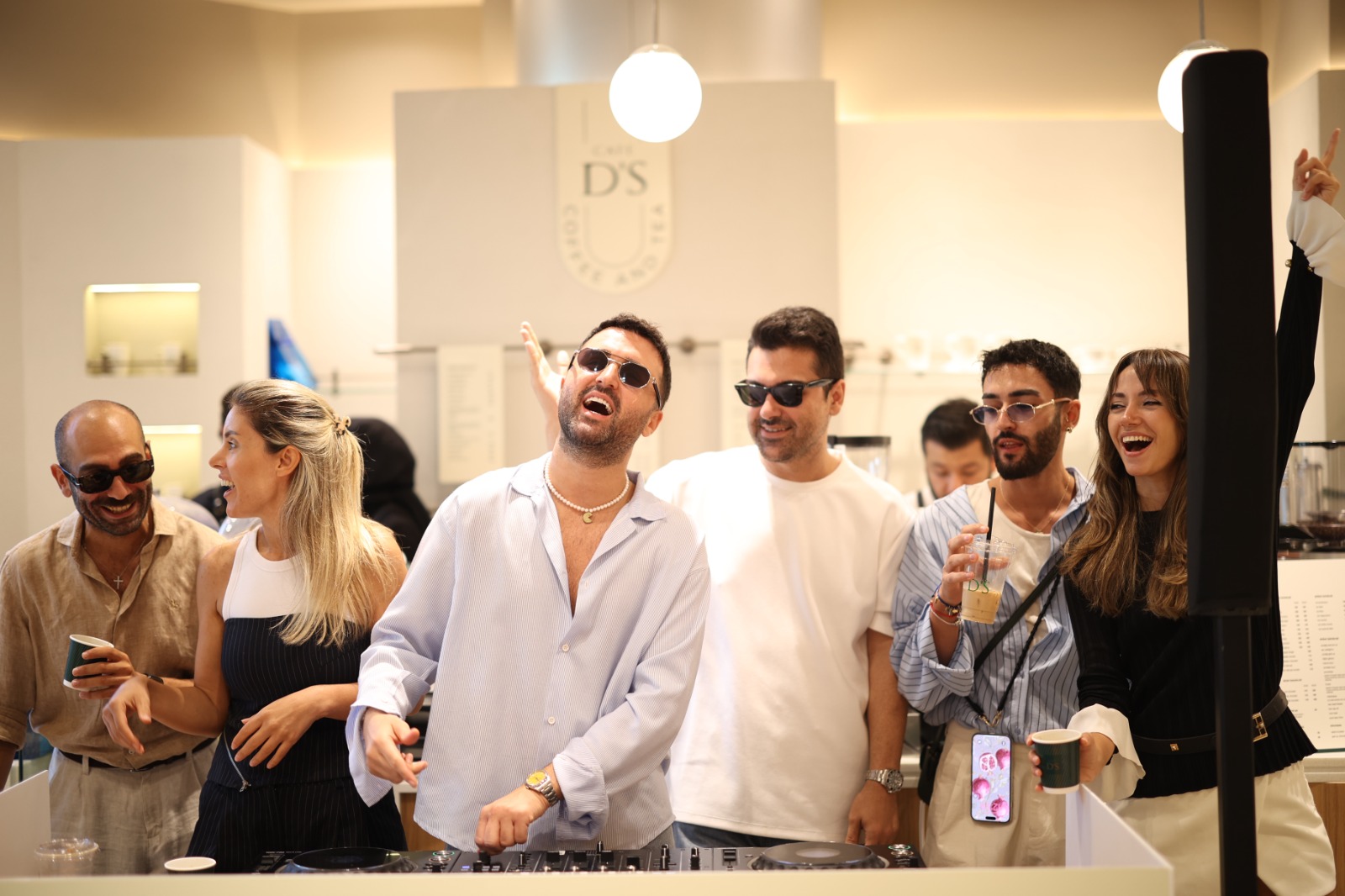 Şehrin Nabzı Cafe D’S’in Gündüz Partilerinde Atıyor: Şehrin Nabzı Cafe D’S’in Gündüz Partilerinde Atıyor: