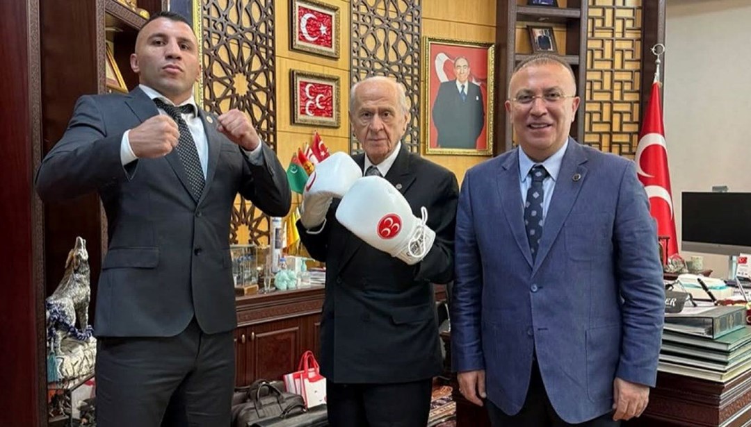 Bahçeli boks eldivenini giydi Bahçeli boks eldivenini giydi