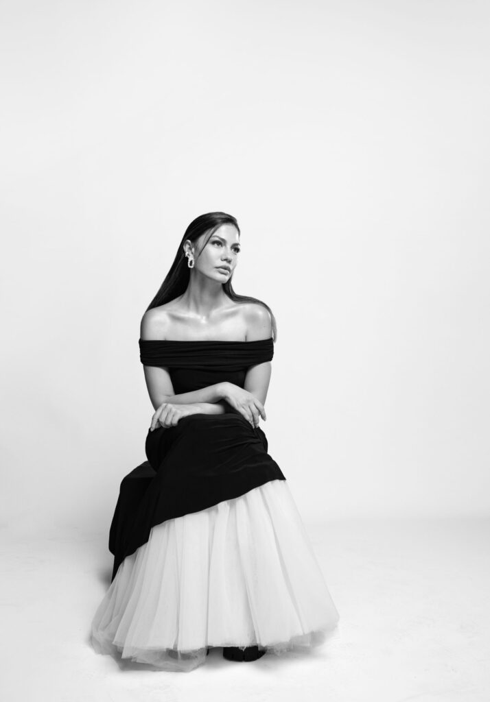 Demet Özdemir, Nisan rolü için yapılan albüm kapağı çekimlerinden kareler paylaştı! Demet Özdemir, Nisan rolü için yapılan albüm kapağı çekimlerinden kareler paylaştı!