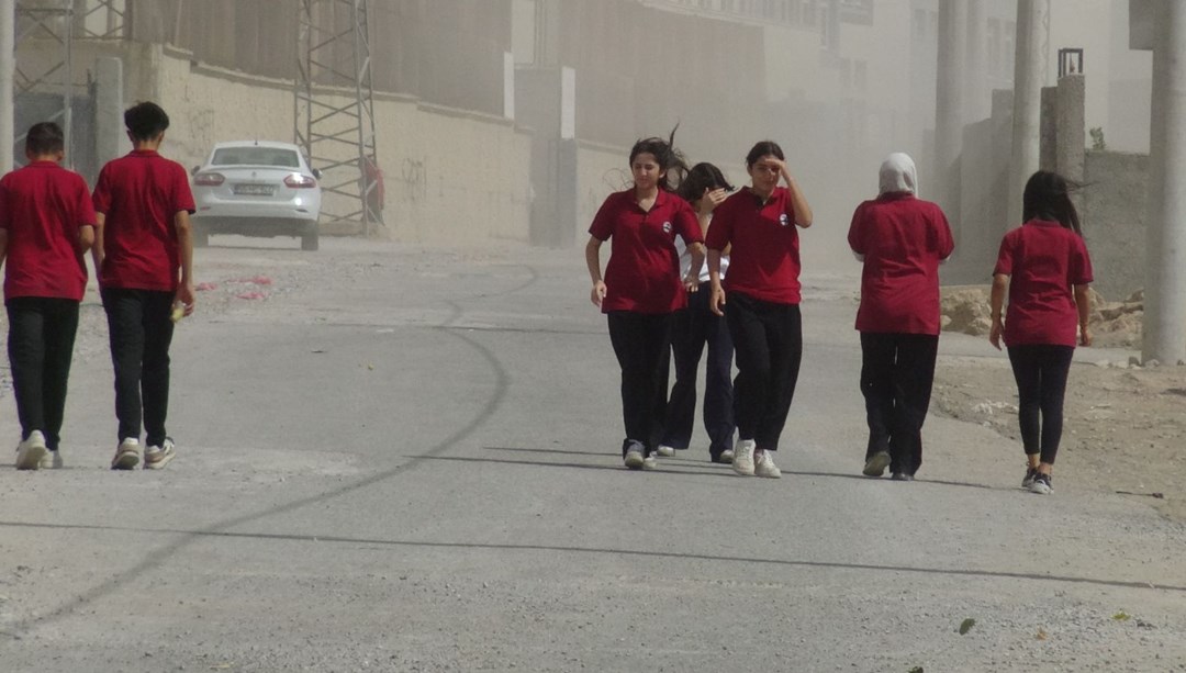 Şırnak’ta fırtına; görüş mesafesi düştü, hava kalitesi düştü Şırnak’ta fırtına; görüş mesafesi düştü, hava kalitesi düştü