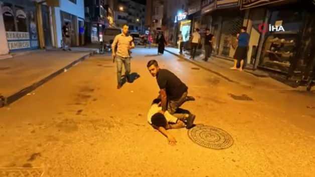 Aksaray karıştı! Kavgaya müdahale eden polislere bıçaklarla saldırdılar Aksaray karıştı! Kavgaya müdahale eden polislere bıçaklarla saldırdılar