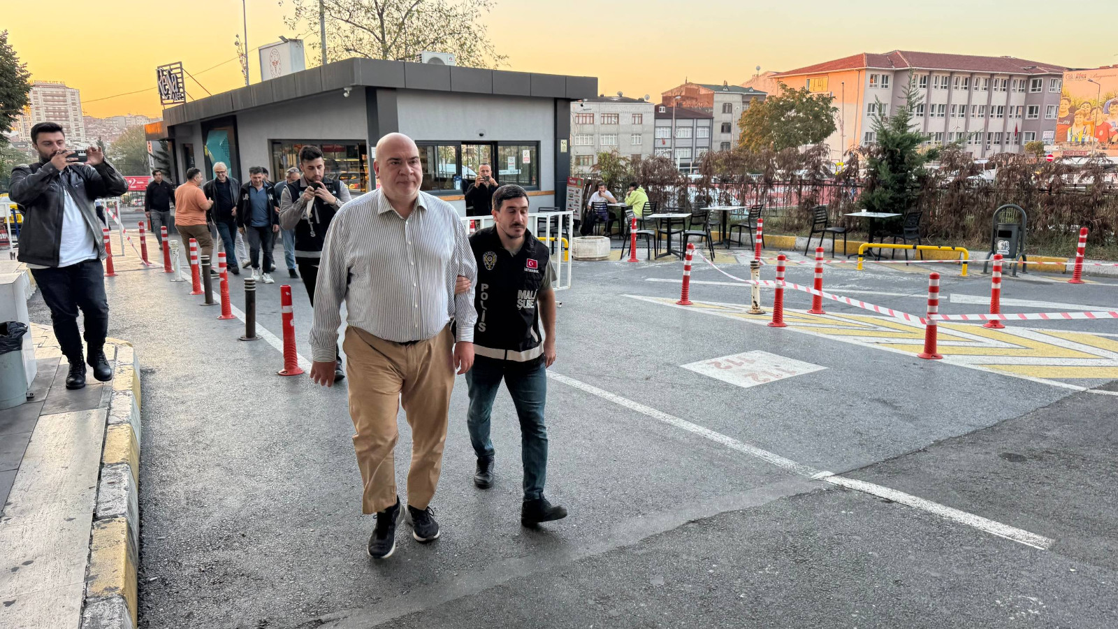 Borsa İstanbul’da manipülasyon davasında flaş karar! 13 kişi tutuklandı Borsa İstanbul’da manipülasyon davasında flaş karar! 13 kişi tutuklandı
