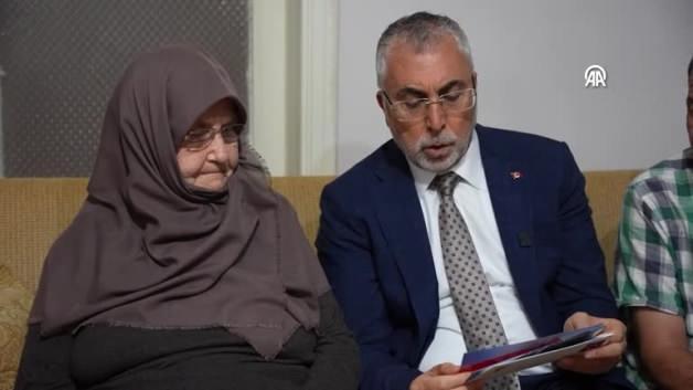 Cumhurbaşkanı Erdoğan’ın “Terörsüz Türkiye” mektubunu Bakan Işıkhan şehit ailesine okudu Cumhurbaşkanı Erdoğan’ın “Terörsüz Türkiye” mektubunu Bakan Işıkhan şehit ailesine okudu