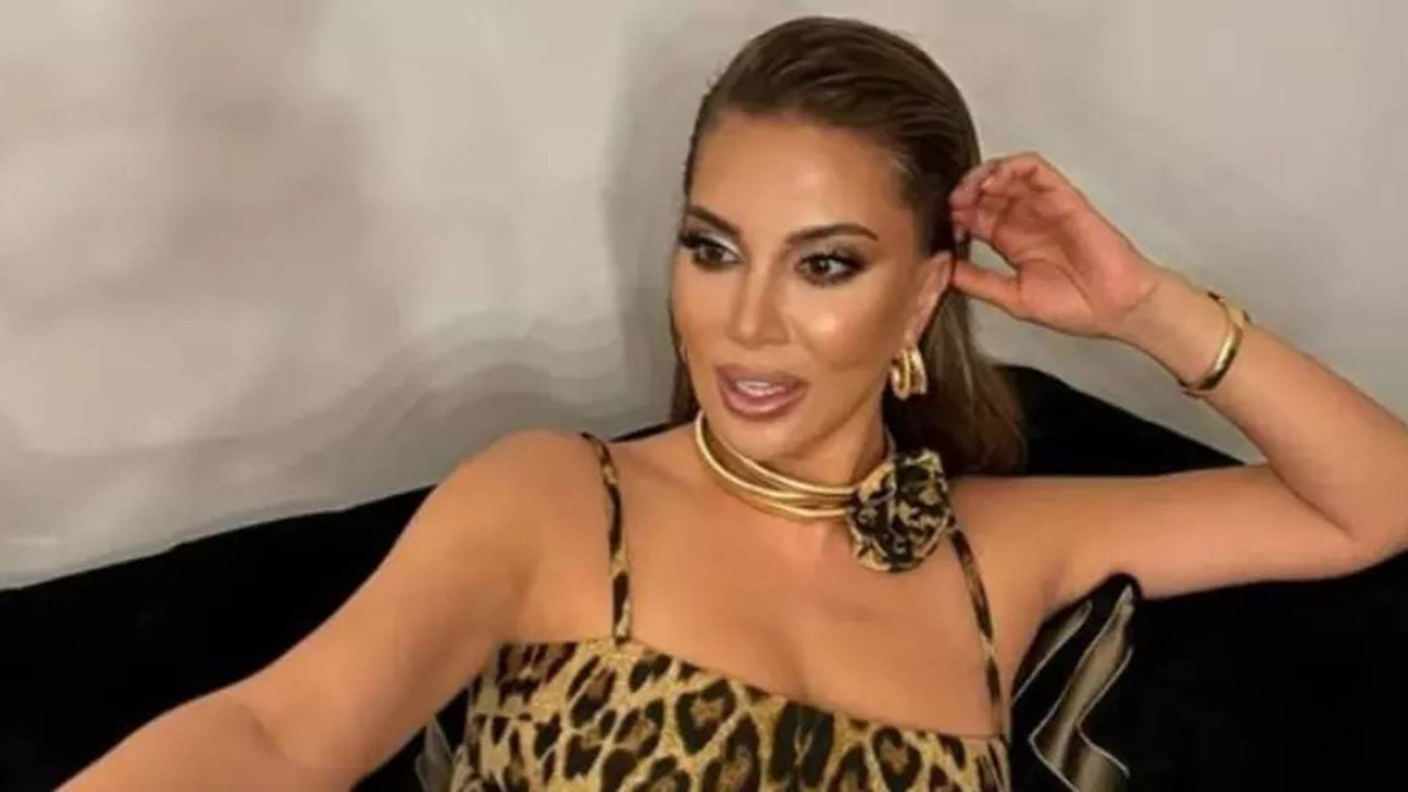 Ebru Yaşar’dan dudak uçuklatan terlik tercihi Ebru Yaşar’dan dudak uçuklatan terlik tercihi