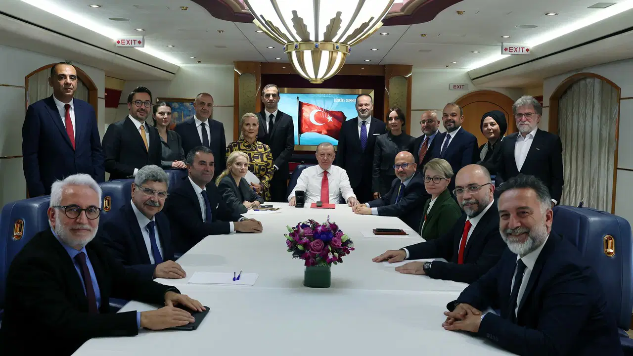 Erdoğan ABD dönüşü uçakta konuştu: ‘Atılan çamurlarla kirletilemeyecek kadar güzel…’ – Son Dakika Siyaset Haberleri