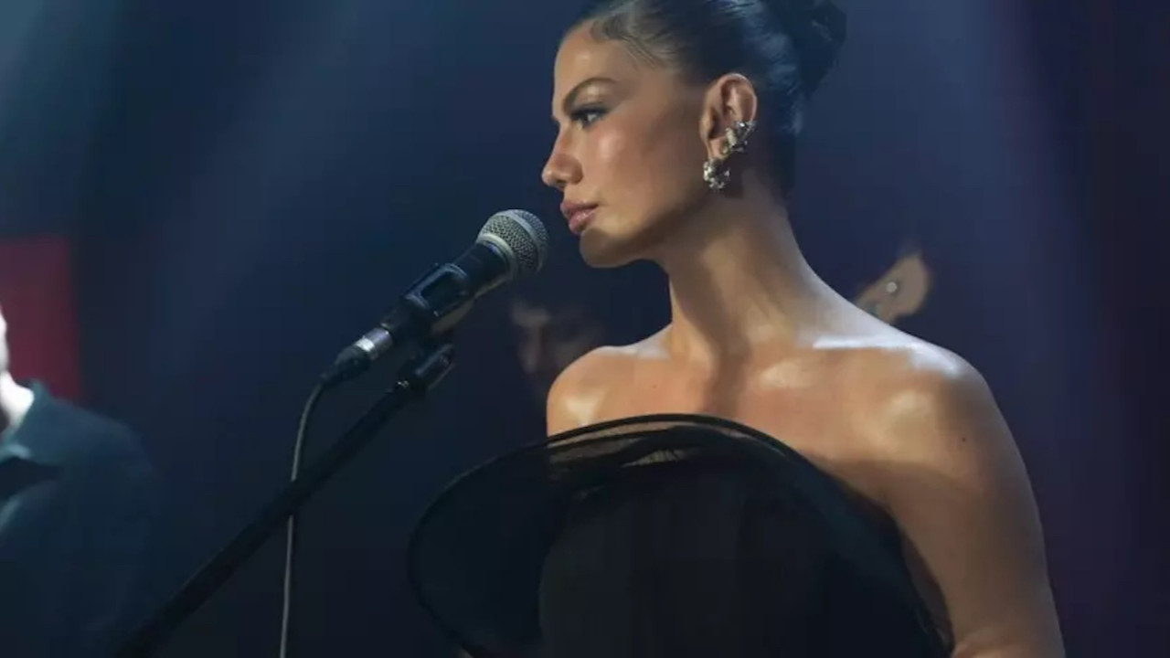 Eşref Rüya 2. sezonuyla döndü, gecenin yıldızı Demet Özdemir oldu! Eşref Rüya 2. sezonuyla döndü, gecenin yıldızı Demet Özdemir oldu!