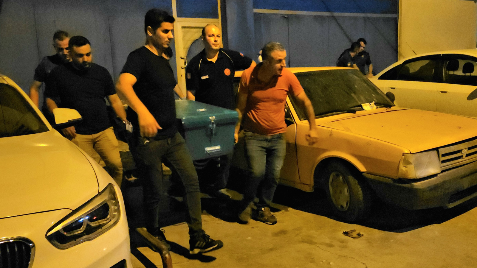 Evinin önünde uğradığı silahlı saldırı sonucu öldü Evinin önünde uğradığı silahlı saldırı sonucu öldü