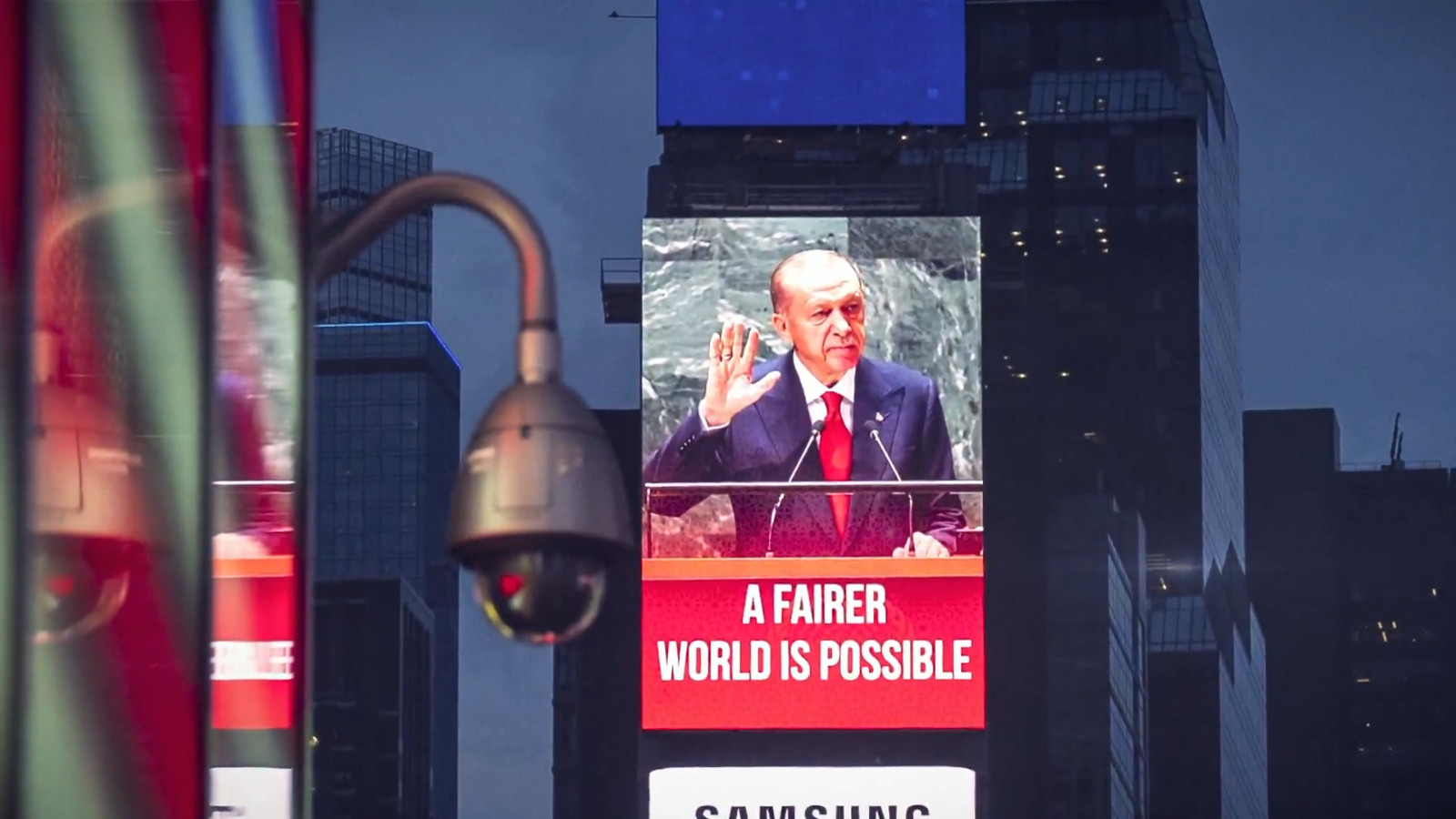 Kitap olarak aynı isimle yayınlanmıştı: Cumhurbaşkanı Erdoğan’ın tarihi sözü ABD’nin ünlü meydanında Kitap olarak aynı isimle yayınlanmıştı: Cumhurbaşkanı Erdoğan’ın tarihi sözü ABD’nin ünlü meydanında