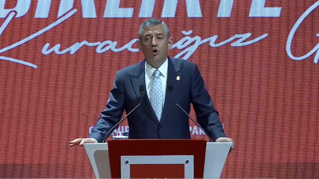Özgür Özel gün boyu CHP İstanbul il binasında yaşanan arbedenin ardından ilk kez konuştu Özgür Özel gün boyu CHP İstanbul il binasında yaşanan arbedenin ardından ilk kez konuştu