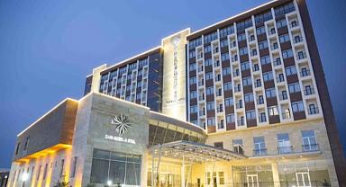 Otel çalışanı müdürün kafasını kesip yolda top gibi oynadı! Otel çalışanı müdürün kafasını kesip yolda top gibi oynadı!