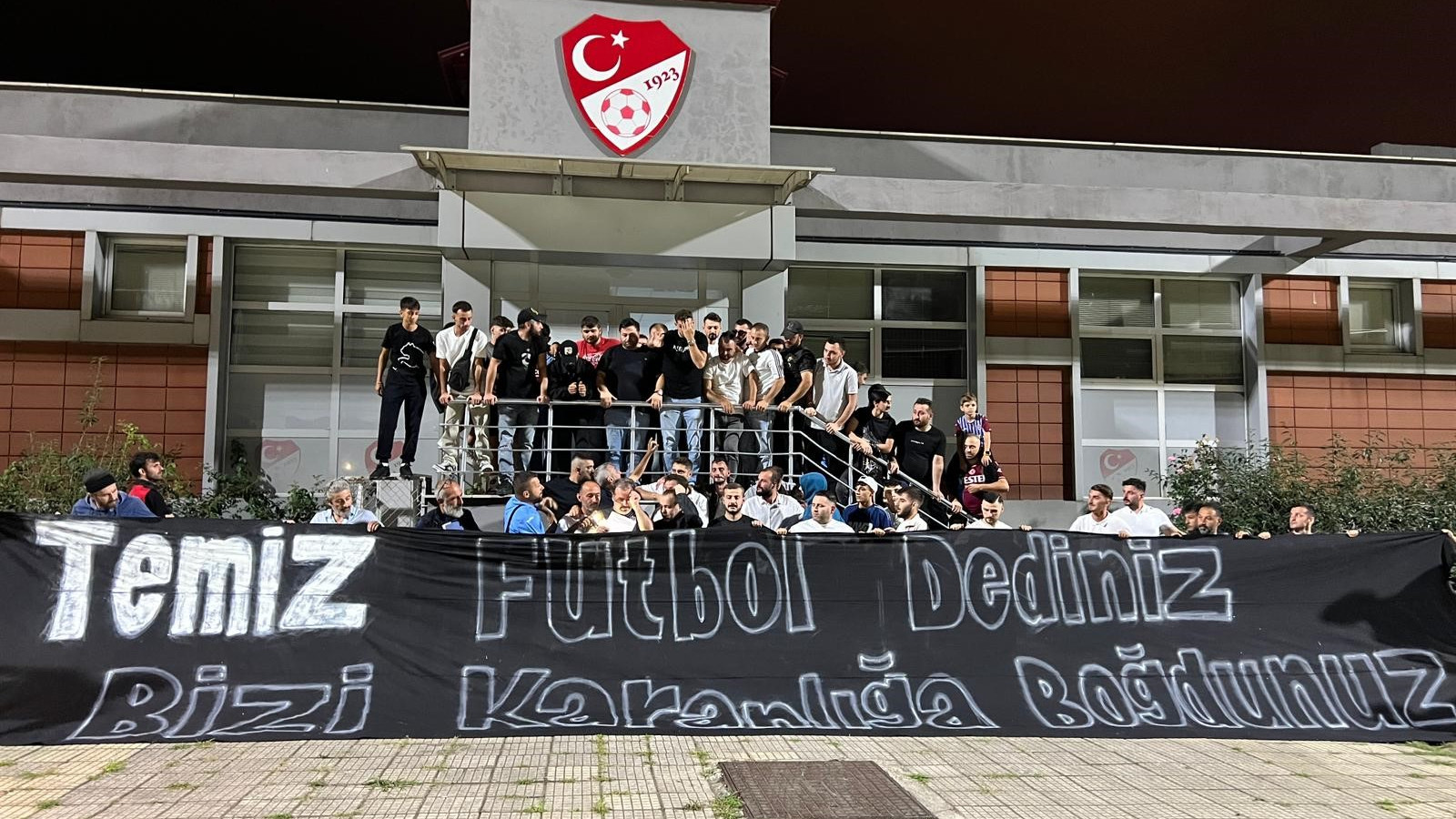 Trabzonspor taraftarından TFF’ye tepki! MHK Başkanı istifaya davet edildi Trabzonspor taraftarından TFF’ye tepki! MHK Başkanı istifaya davet edildi