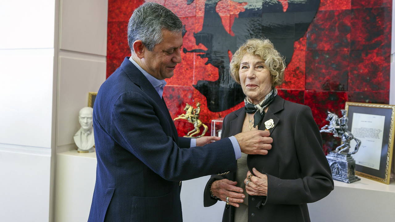 Ayşe Kulin, CHP’ye üye oldu: Rozetini Özgür Özel taktı – Son Dakika Siyaset Haberleri Ayşe Kulin, CHP’ye üye oldu: Rozetini Özgür Özel taktı – Son Dakika Siyaset Haberleri