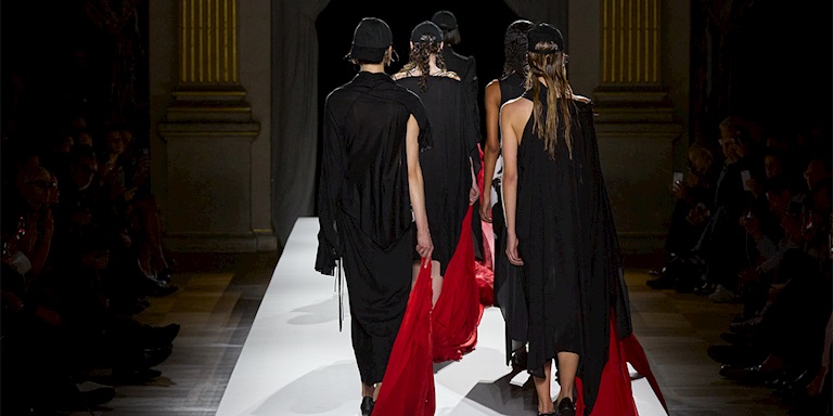 Paris Moda Haftası: Yohji Yamamoto İlkbahar/Yaz 2026 Paris Moda Haftası: Yohji Yamamoto İlkbahar/Yaz 2026