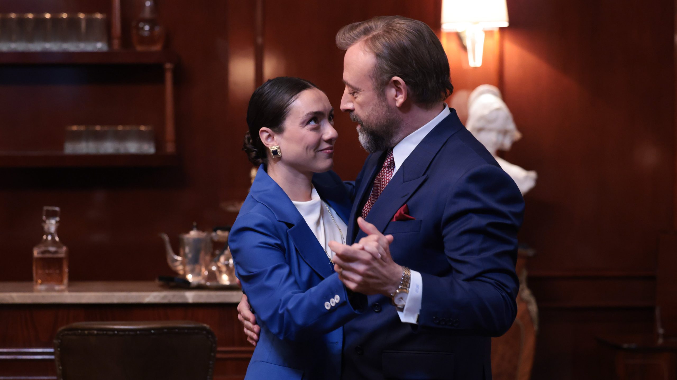 Kral Kaybederse 21. Bölümde Kenan ve Sevda birlikte bir gece geçirdi! Kenan soluğu Fadi’nin evinde aldı!