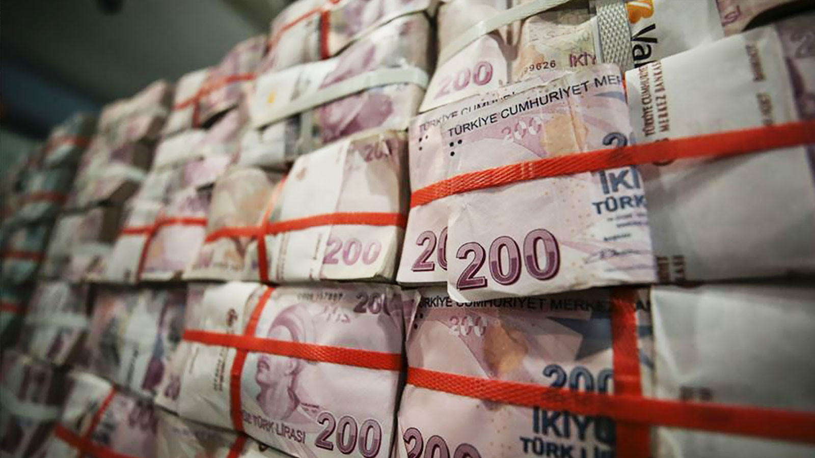 Ekonomide kredi ve döviz talebi dengeleri zorluyor