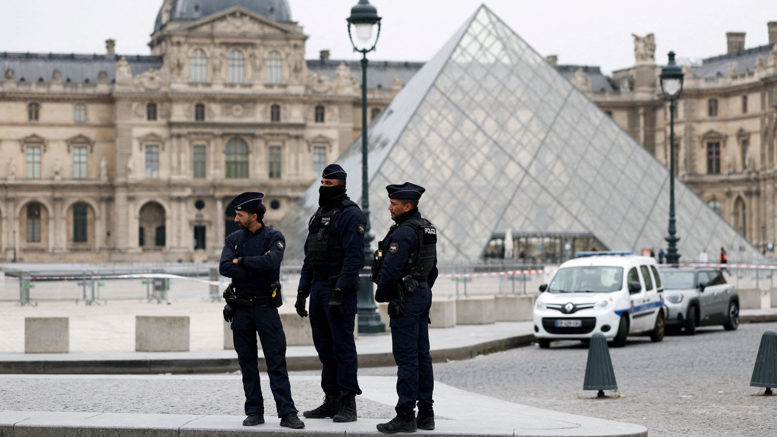 Maskeli soyguncular güpegündüz Louvre Müzesi’ni soydu: 9 mücevher çalındı