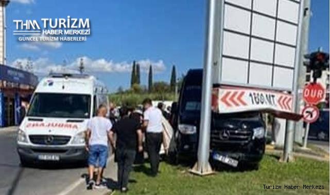 Tur minibüsü refüje çıktı! Turistler savruldu