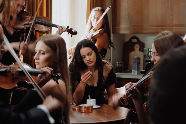 Rosalía “Berghain” Videosunda 2000’lerin Moda Arşivlerini Yeniden Yorumluyor Rosalía “Berghain” Videosunda 2000’lerin Moda Arşivlerini Yeniden Yorumluyor