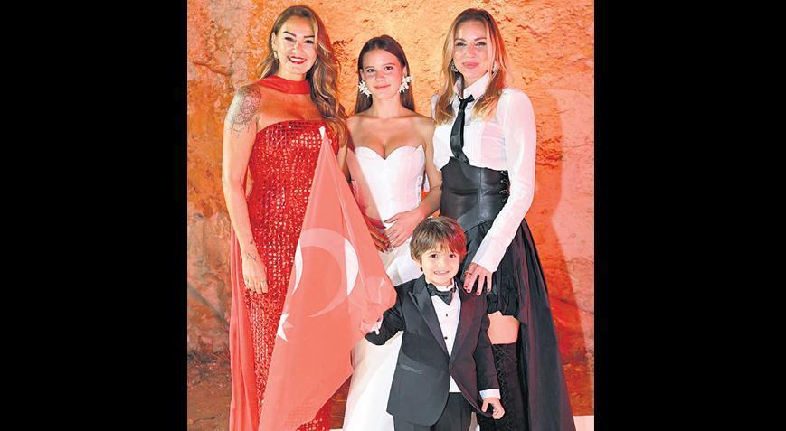 Kızıyla ilk kez aynı podyumda Kızıyla ilk kez aynı podyumda