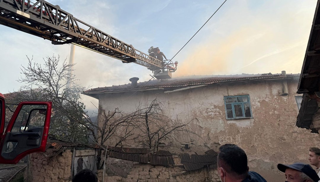 Kütahya’da yangın: İki ev ve bir ahır kullanılamaz hale geldi