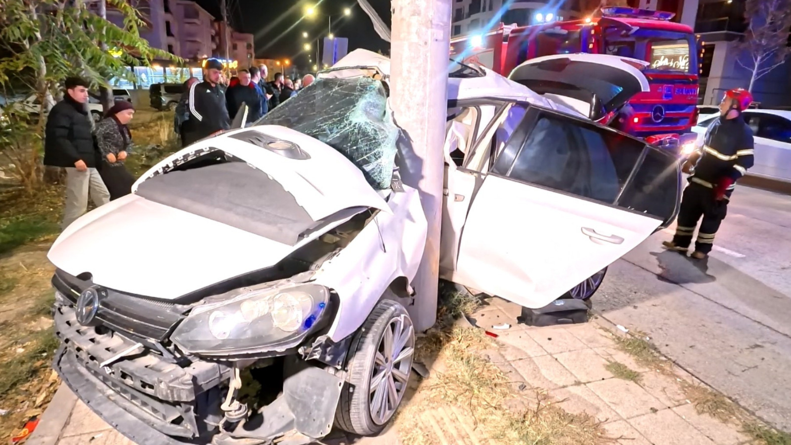 Aksaray’da otomobil direğe çarptı: İki kişi ağır yaralı Aksaray’da otomobil direğe çarptı: İki kişi ağır yaralı