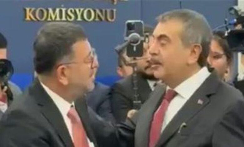 Bütçe Görüşmelerinde Bakan Tekin ile Veli Ağbaba Arasında Bütçe Görüşmelerinde Bakan Tekin ile Veli Ağbaba Arasında