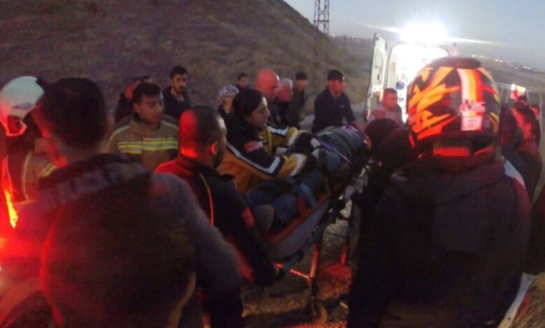 Diyarbakır’da otomobil şarampole yuvarlandı, yaralı